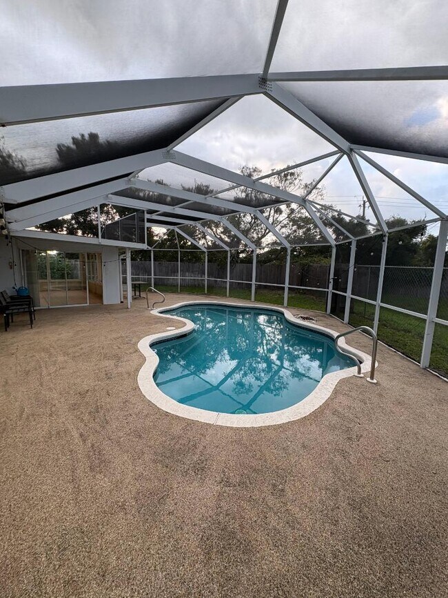 Building Photo - 436 Mango Cir