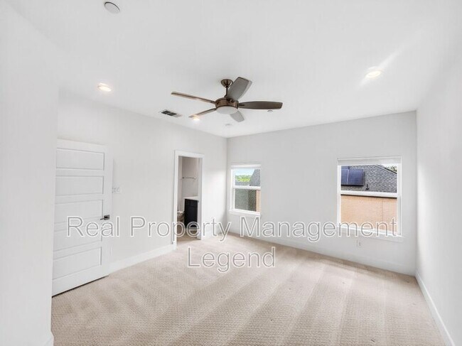 Building Photo - 809 Jamestown Ln