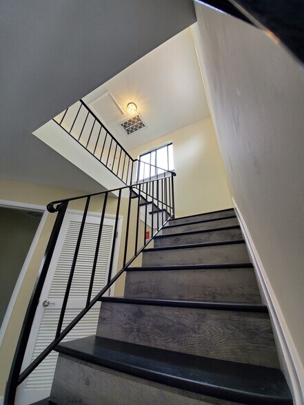 Building Photo - 100 Sandpiper Ln