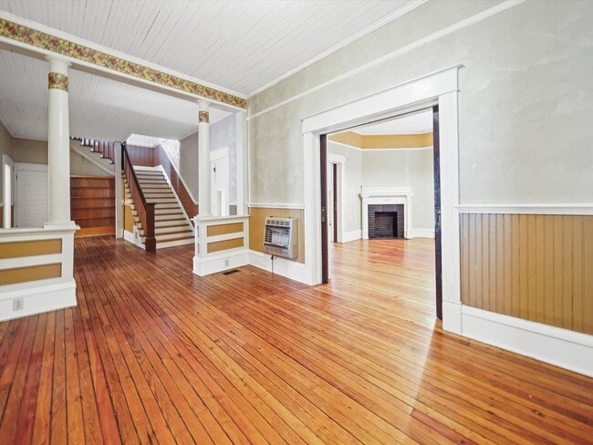 Building Photo - 4 Bedroom/2 Bath Home for Rent