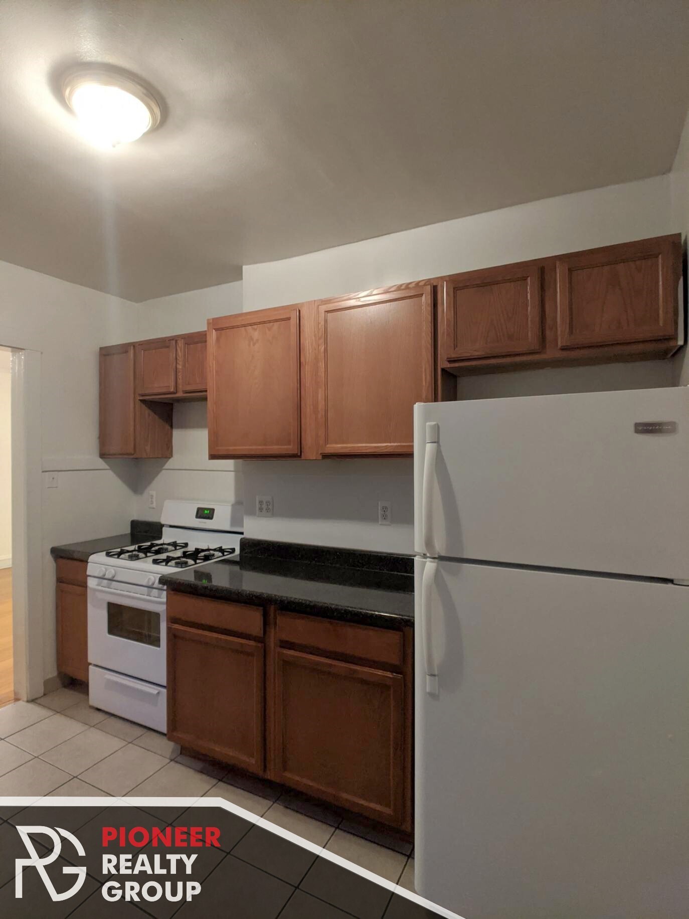 Building Photo - 1129 W Oakdale Ave