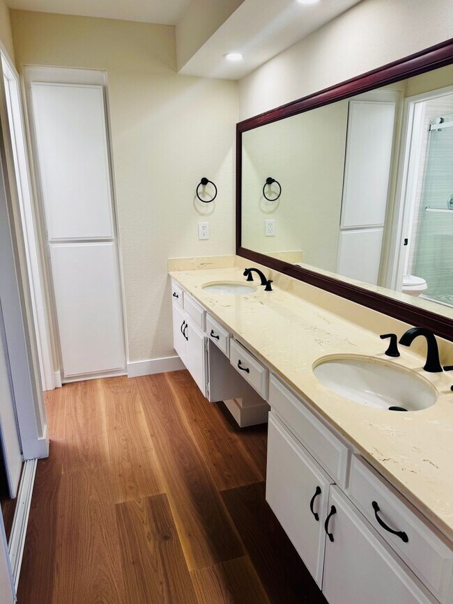 Building Photo - Remodelled 3/3 Townhome For Rent in Huntin...