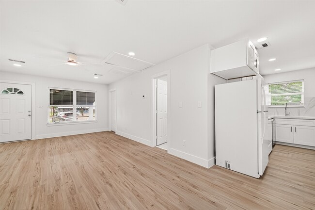 Building Photo - 6615 W Montgomery Rd