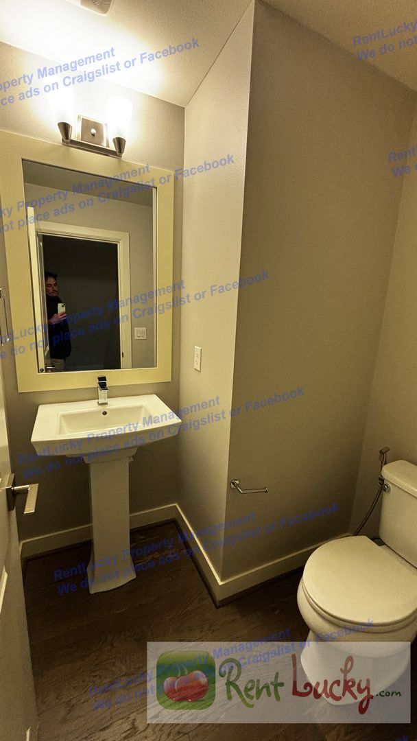 Building Photo - Spacious Issaquah Townhome w/ Entry-Level Suite & 2-Car Garage