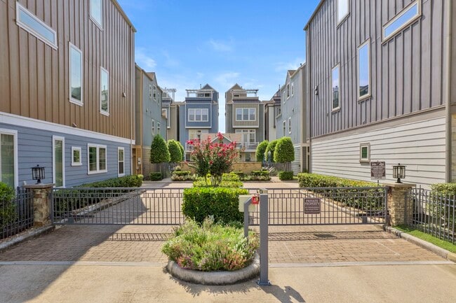 Building Photo - 702 N Shepherd Dr