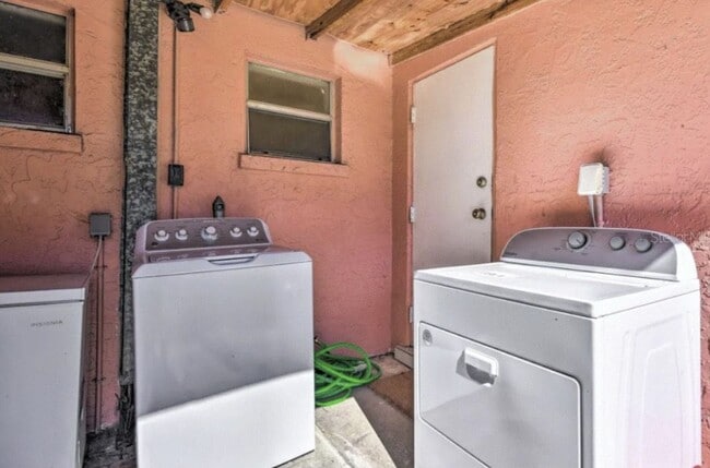 Building Photo - 2/1 unfurnished duplex in convenient location and fenced yard- pet friendly!