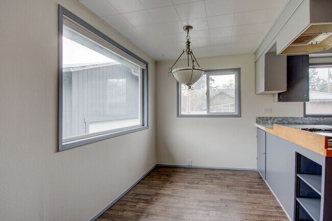 Building Photo - 3 bedroom/3 Bathroom House- In Town with Large yard