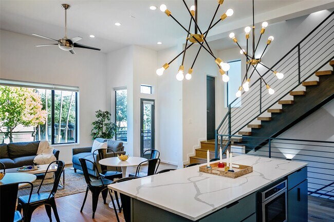 Building Photo - 511 Memorial Heights Dr