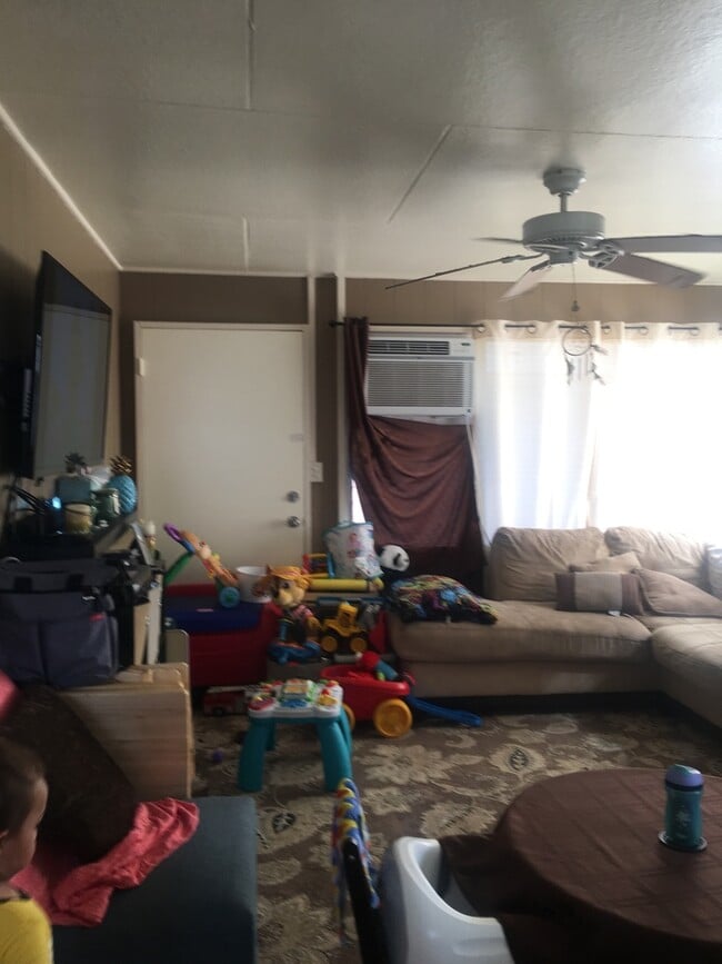 Building Photo - Single family 3 bedroom