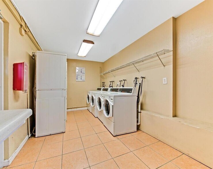 Building Photo - 505 S Pine Island Rd