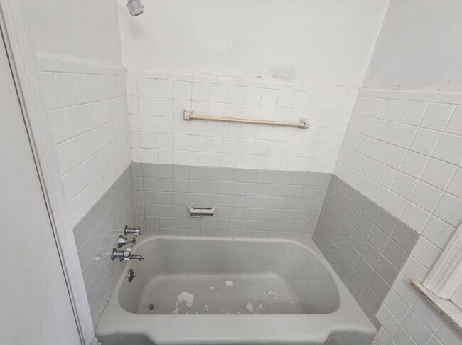 Building Photo - Spacious 3-Bedroom, 2-Bath South Euclid Home!