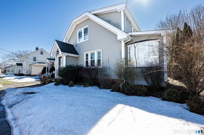 Building Photo - 186 School St