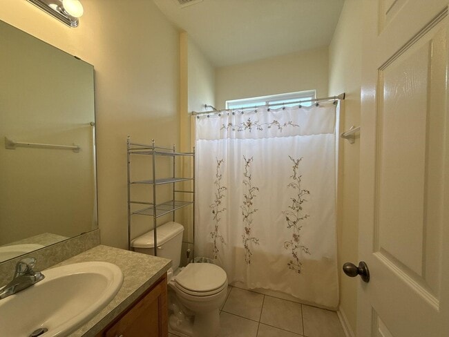 Building Photo - Beautiful 3 bedroom town home with wood fl...