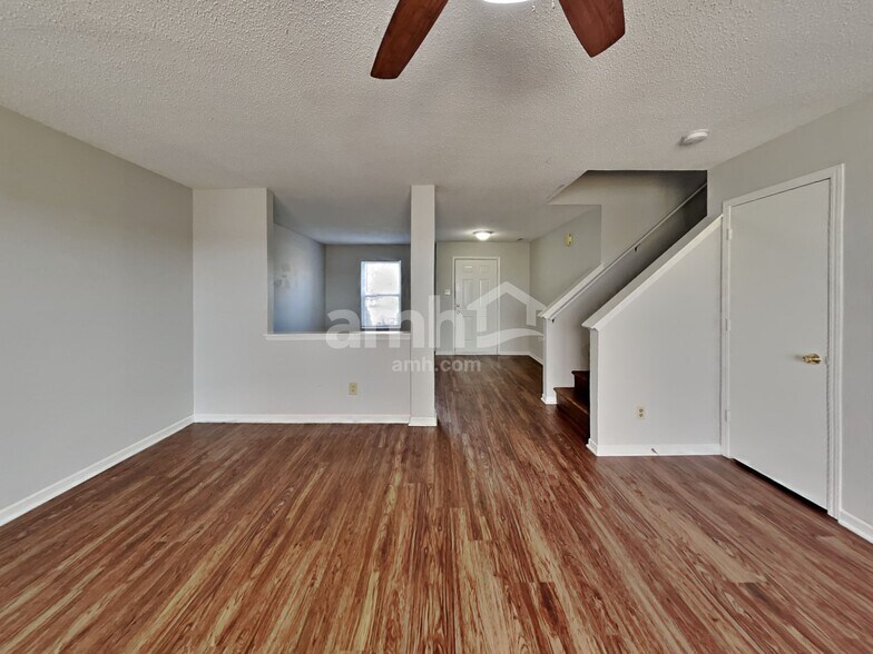 Building Photo - 2120 Bridlewood Dr