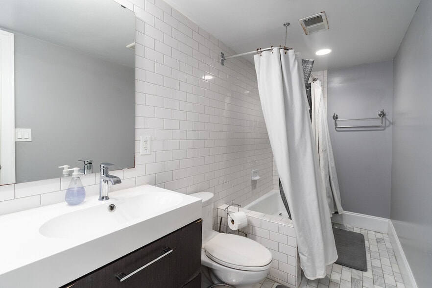 first bathroom with tub/shower combo - 403 P St NW