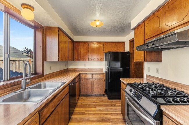 Building Photo - Charming 3-bedroom 2-bathroom Home