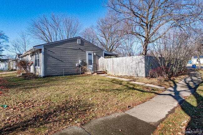 Building Photo - 2163 Hemlock Dr