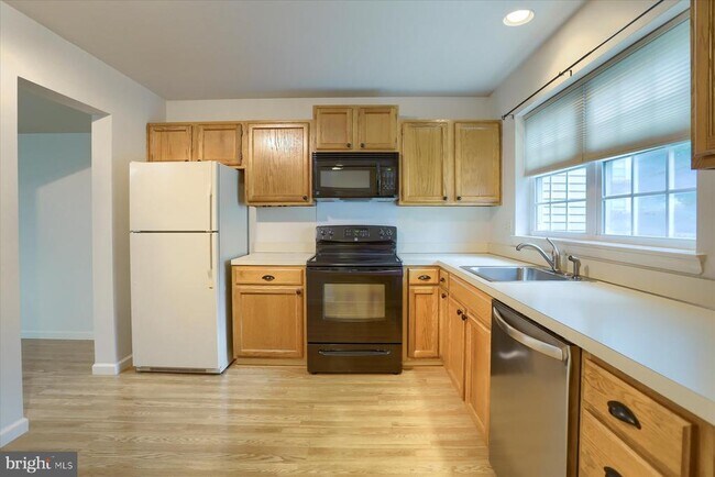 Building Photo - 802 Cambridge Ct