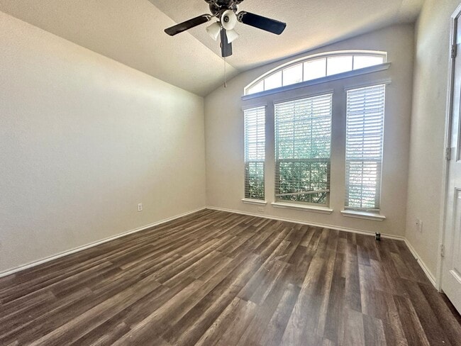 Building Photo - 3 Bed 2 Bath with an Office Space