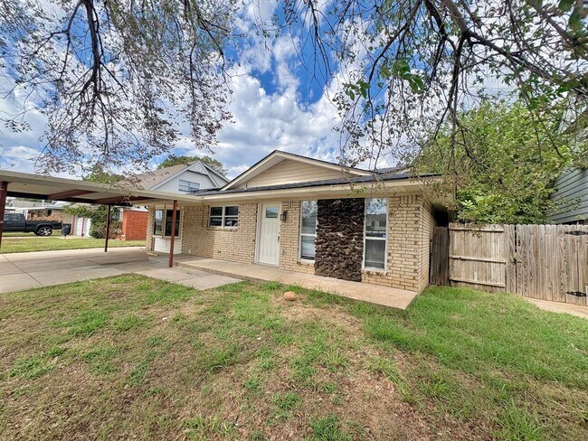 Building Photo - Spacious 4 Bedroom, 2 Bathroom Home with L...