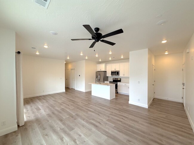 Building Photo - Desert Color Condo 3 bd, 2 bt, 1 Car Garage