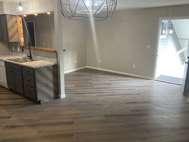 Building Photo - Renovated 2 Bedroom Apartment