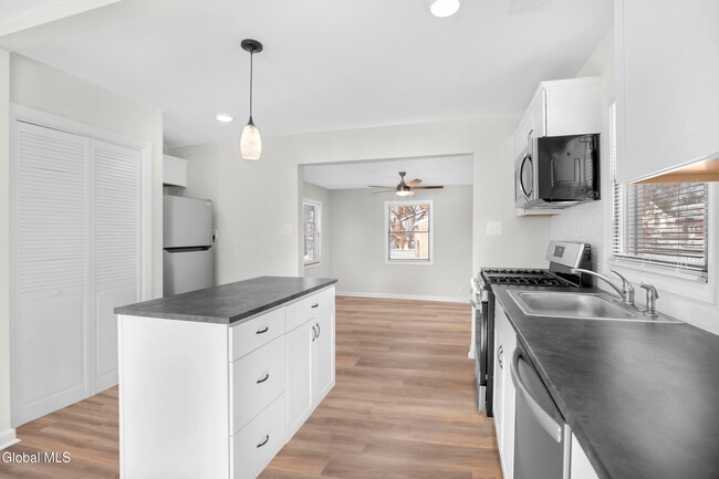 Building Photo - 3 Miracle Ln