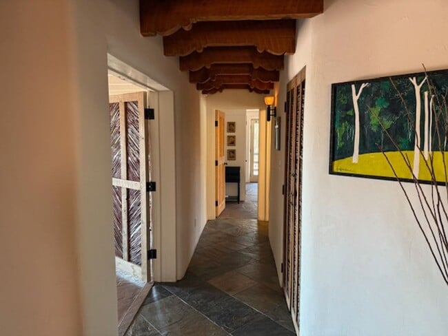 Building Photo - 15 Cielo Cumbre Rd