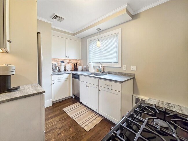 Building Photo - 10 Brayton Ave