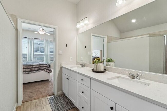 Building Photo - Spacious 1.5 Story Home with a Versatile F...