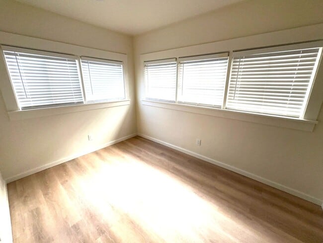 Building Photo - 5 Bed/2 Full Baths W/Washer&Dryer Hook Ups!