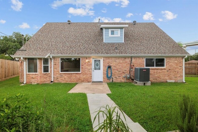 Building Photo - 11215 Sageway Dr