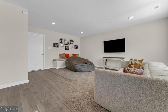 Building Photo - 8805 Mimosa Ave