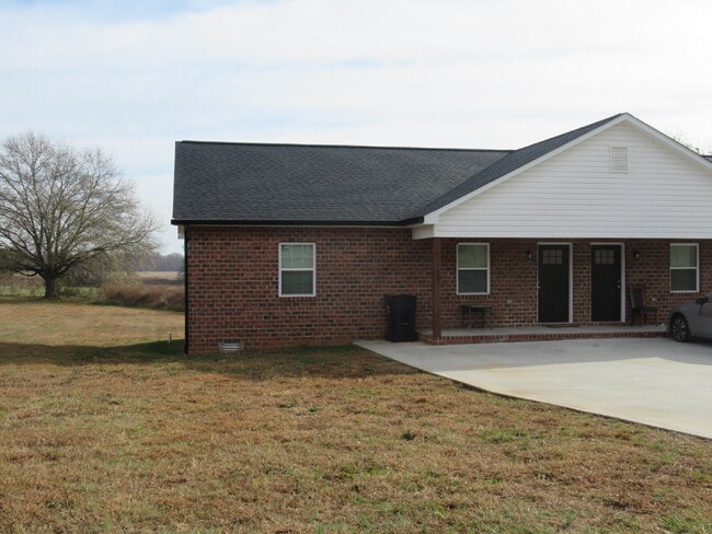 Building Photo - Brick Duplex for Rent Just Minutes from Lincolnton!