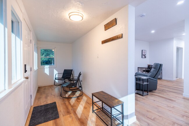 Building Photo - 600 E 8th St