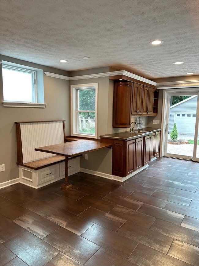 Building Photo - 5990 Edgehill Dr
