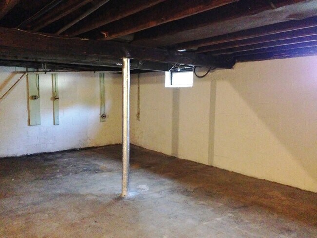 Building Photo - 709 Nathan Hale Ave