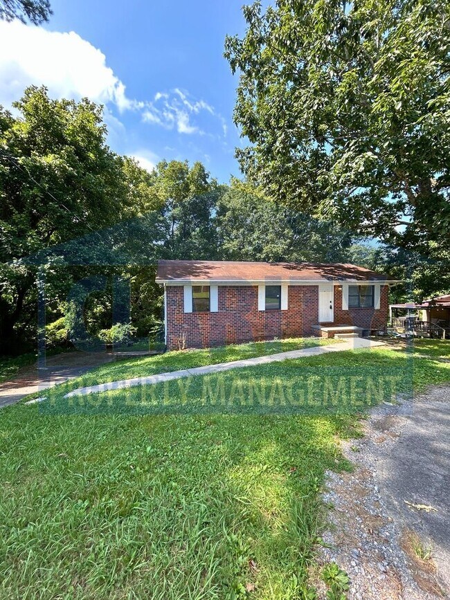 Building Photo - 1970 Greendale Dr NE