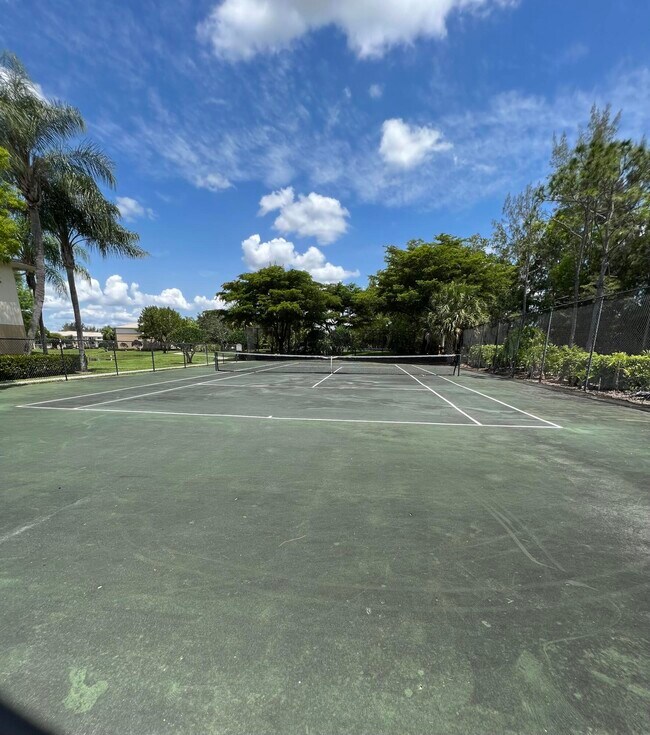 Building Photo - 1100 Crestwood Ct S