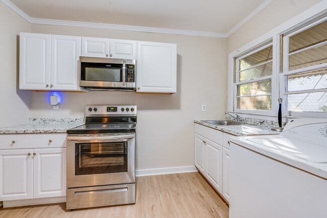 Building Photo - Bright 2 Bedroom Apartment Unit A
