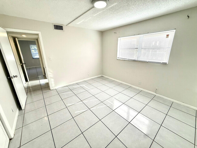 Building Photo - 3880 Woodside Dr