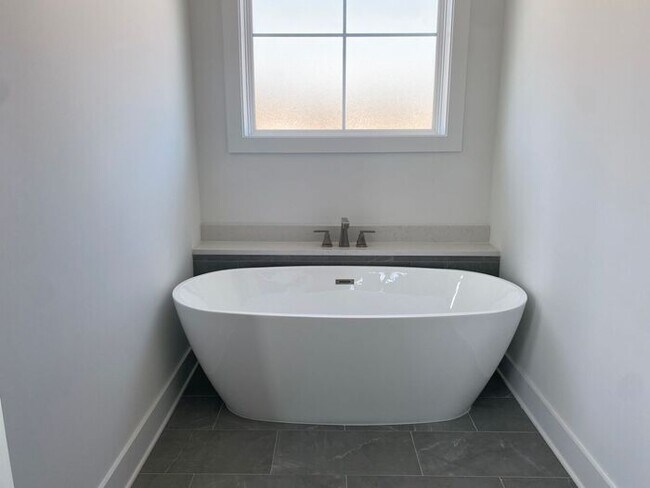 Building Photo - Luxury 4 Bed 3 Bath - 4 Minutes from Downt...