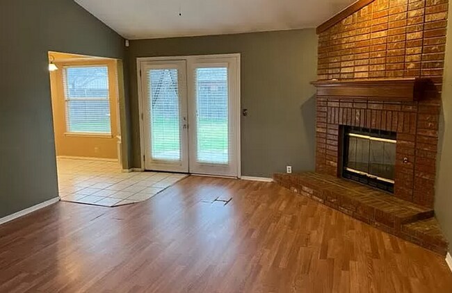 Building Photo - Spacious 3BD/2BTH In Yukon