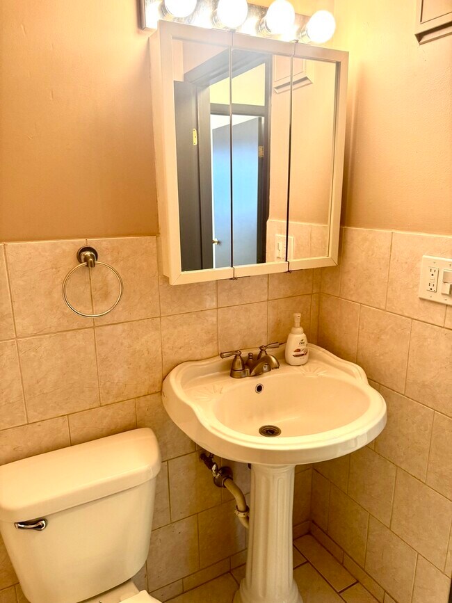 Building Photo - 424 Elgin Ave