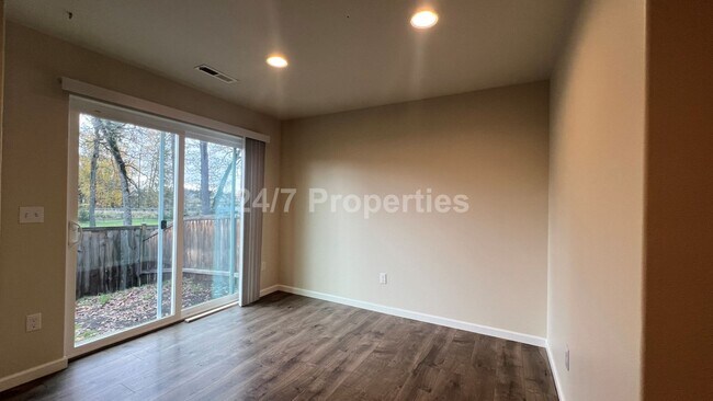 Building Photo - 1016 S View Dr