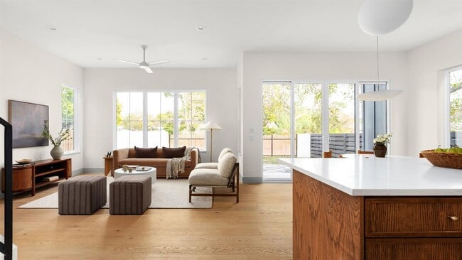 Building Photo - 4901 Gladeview Dr