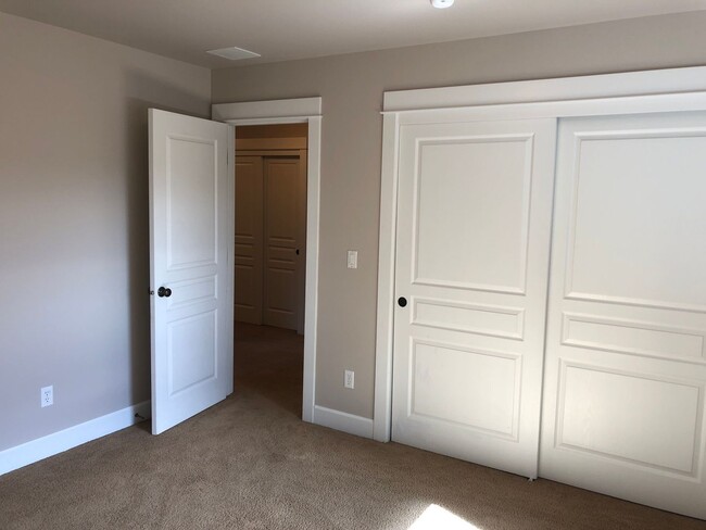 Building Photo - 4 Bedroom / 2.5 Bathroom Home in SE Bend