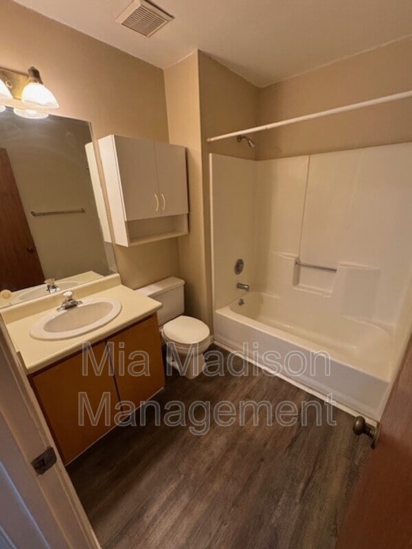 Building Photo - 141 Hunt Club Ct