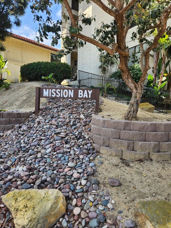 Building Photo - Completely Remodeled 3rd Floor Top Unit with Bay Views