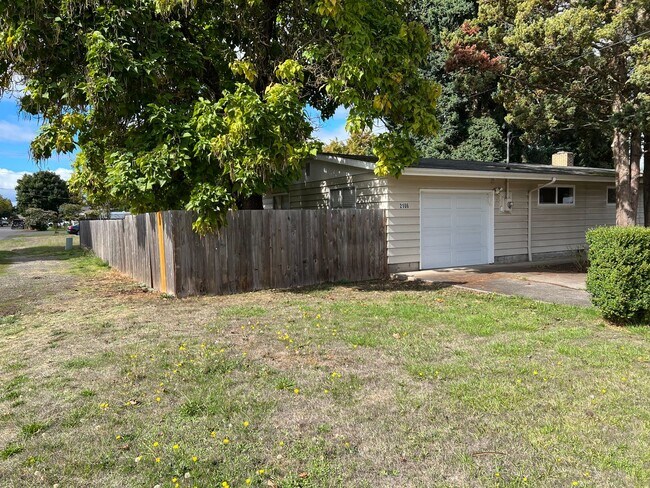 Building Photo - 3 bedroom 1 bathroom single level home!